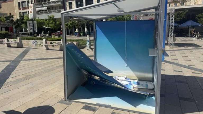 Πάτρα: Άγνωστοι κατέστρεψαν το εκλογικό περίπτερο της ΝΔ [Εικόνες]