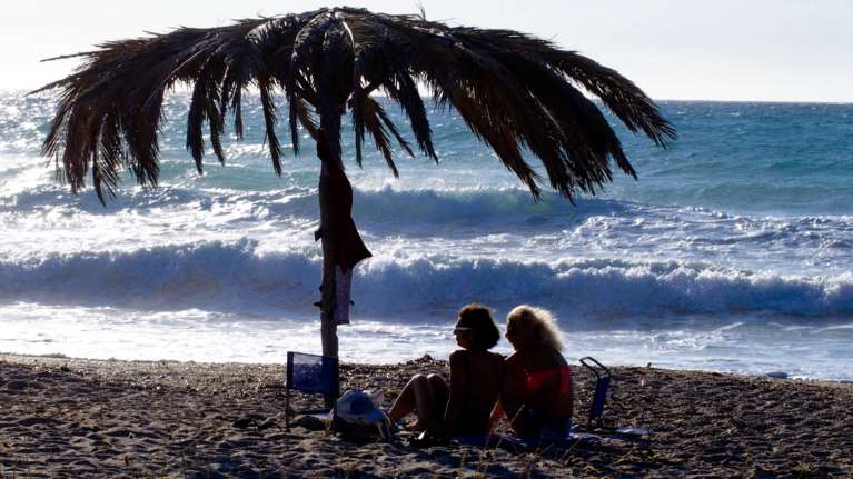 Καιρός: Ζέστη και σήμερα με υψηλές θερμοκρασίες - Δυνατοί άνεμοι στο Αιγαίο