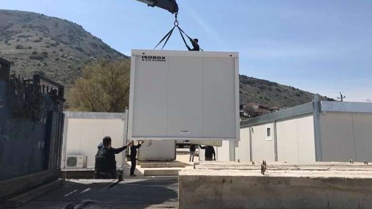 Σεισμός στην Ελασσόνα: 197 οικογένειες εγκαταστάθηκαν σε οικίσκους και τροχόσπιτα ένα μήνα μετά τον καταστροφικό σεισμό [Εικόνες]