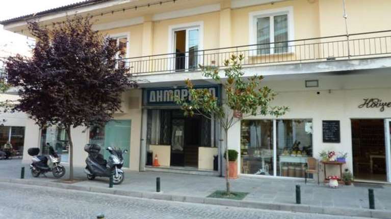 Ξύλο στα Γρεβενά για το πρόγραμμα φιλοξενίας προσφύγων: Έδειραν τον αντιδήμαρχο μέσα στο γραφείο του