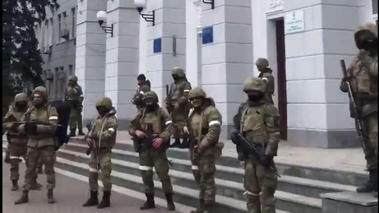 Ουκρανία: Κάτοικοι γιουχάρουν Ρώσους στρατιώτες κοντά στη Μαριούπολη - "Φύγετε απο δω" [Βίντεο]