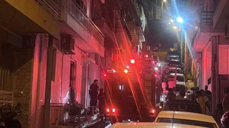 Άγιος Δημήτριος: Στις φλόγες σπίτι ύστερα από φωτιά που έβαλε ο ιδιοκτήτης σε στρώματα [εικόνες, βίντεο]