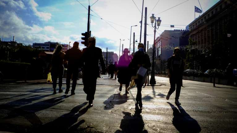 Κορονοϊός: Εκτόξευση με πάνω από 2000 νέα κρούσματα στην Αττική και 1345 στη Θεσσαλονίκη - Στο κόκκινο Λάρισα και Αχαΐα