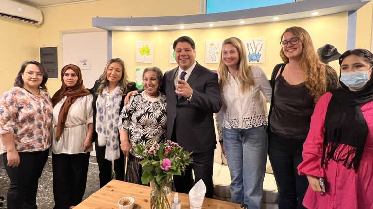 Γυναίκες πρόσφυγες έκαναν το τραπέζι στον πρέσβη των ΗΠΑ Τζορτζ Τσούνη - Έφαγαν αρνί με πιλάφι [εικόνες]