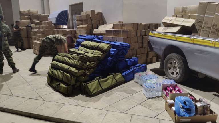 Ρόδος: Στέλνουν 3.200 ράντζα και 1.700 υπνόσακους για την υποστήριξη των τουριστών και των πυρόπληκτων