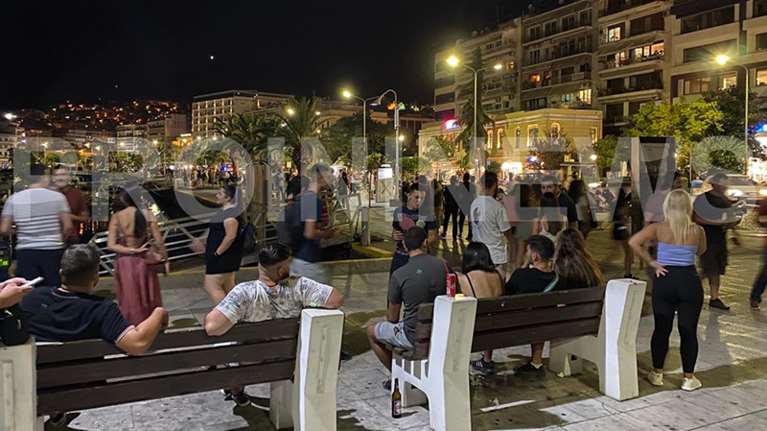 Κορονοϊός: Άδειασαν τα μπαρ με το νέο ωράριο, αλλά γέμισαν οι πλατείες στην Καβάλα [εικόνες]