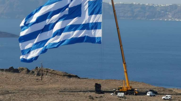 Σαντορίνη: Ύψωσαν τη μεγαλύτερη ελληνική σημαία με γερανό - 1.500 τ.μ με τη γαλανόλευκη [βίντεο]