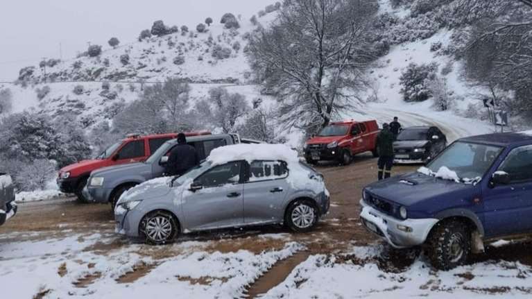 Αχαΐα: Επιχείρηση απεγκλωβισμού 30 ατόμων από τα χιόνια - Στο νοσοκομείο μια 31χρονη