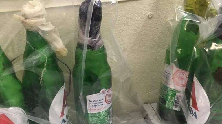 Αυτές είναι οι αχρησιμοποίητες μολότοφ που βρήκε η ΕΛΑΣ στο Σύνταγμα μετά τα επεισόδια [Εικόνες]