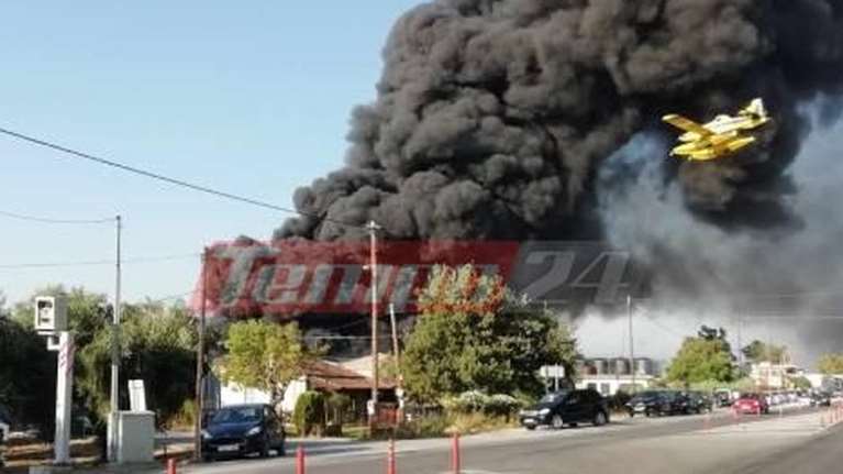 Αχαΐα: Μαίνεται η φωτιά στο εργοστάσιο πλαστικών, κατέρρευσε η στέγη - Μάχη των πιλότων με το &quot;μαύρο μανιτάρι&quot;