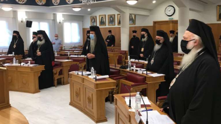 &quot;Ανάγκα και οι Θεοί πείθονται&quot;: Με μάσκες οι Μητροπολίτες στη συνεδρίαση της Ιεράς Συνόδου στη Μονή Πετράκη [εικόνες]