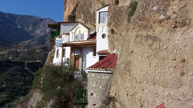 Φωτιά στο Ξυλόκαστρο: Κάηκε το ιστορικό μοναστήρι της Παναγίας των Καταφυγίων [εικόνες]