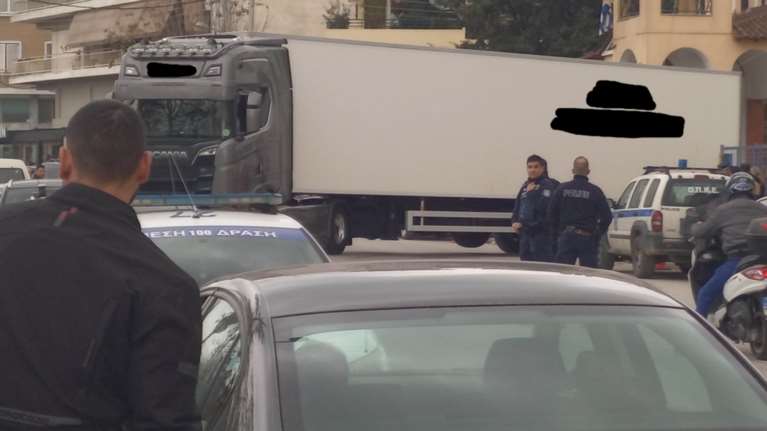 Τραγωδία στα Τέμπη: Φορτηγό-ψυγείο έφθασε στη Λάρισα- Εκεί θα τοποθετηθούν οι σοροί των θυμάτων που δεν έχουν αναγνωριστεί