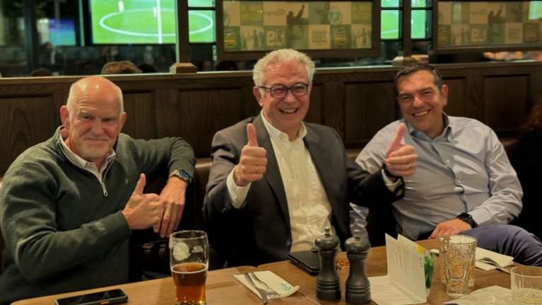 Ρουσόπουλος, Παπανδρέου και Τσίπρας είδαν την κατάκτηση του Conference σε μπυραρία στο Όσλο [εικόνες]