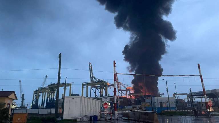 Reuters: Mεγάλη πυρκαγιά στο λιμάνι του Ισκεντερούν μετά τον σεισμό στην Τουρκία [εικόνα]