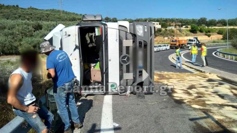 Άγιος Κωνσταντίνος: Νταλίκα τούμπαρε στην έξοδο από την εθνική οδό [εικόνες]