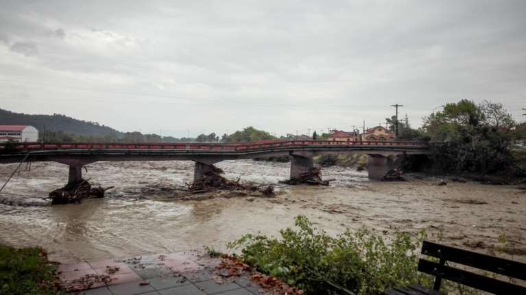 Κακοκαιρία Ιανός - Καρδίτσα: Πώς χάθηκαν τα ίχνη της 40χρονης που αγνόησε τις οδηγίες και πέρασε τον χείμαρρο