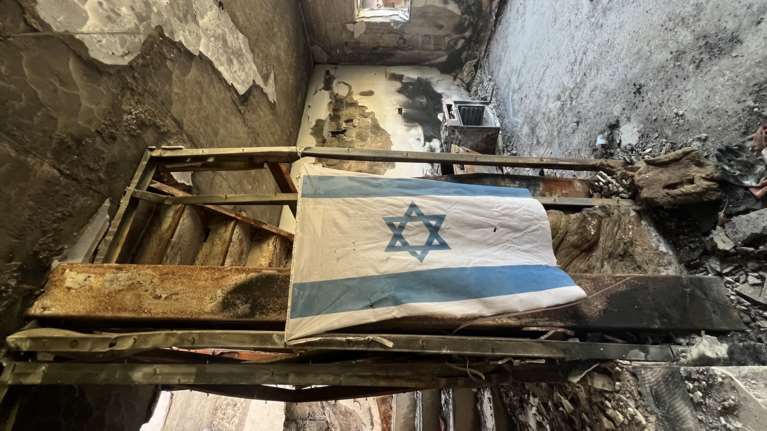 Οδοιπορικό στα ερείπια του κιμπούτς Μπεερί του Ισραήλ: Αναζητώντας τη χαμένη ζωή ενάμιση χρόνο μετά τη σφαγή [εικόνες]