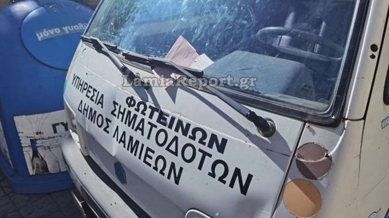 Λαμία: Έκοψαν κλήσεις σε αυτοκίνητα του Δήμου που ήταν σε πλατεία για τον Χριστουγεννιάτικο στολισμό [εικόνες]