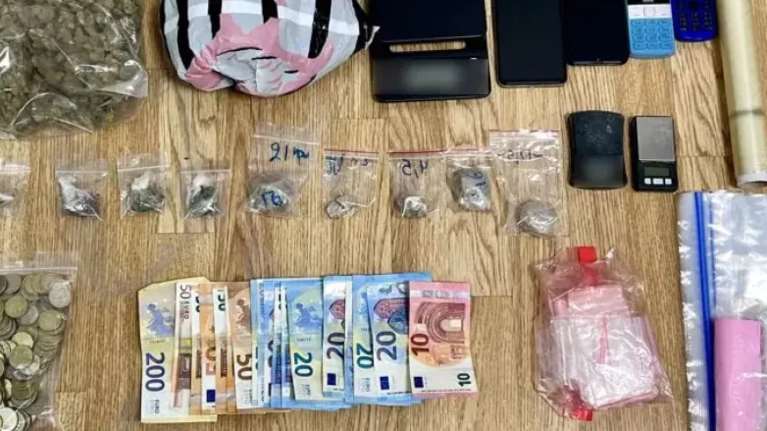 Εγκληματική οργάνωση διακίνησης ναρκωτικών σε Αθήνα και Βύρωνα με επικεφαλής μια 61χρονη