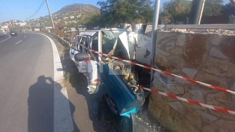 Σοβαρό τροχαίο στη λεωφόρο Αθηνών - Σουνίου: Αυτοκίνητο καρφώθηκε σε τοίχο [εικόνες]