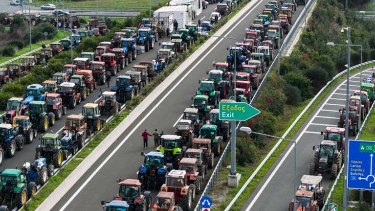 Αμετακίνητοι οι αγρότες: Ενισχύουν τα μπλόκα σε όλη την Ελλάδα - "Απαιτούμε λύσεις"