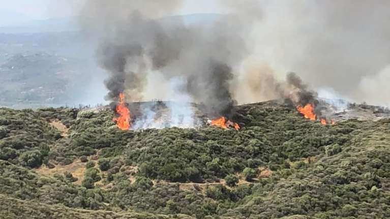 Φωτιά στη Λακωνία: Μεγάλη αναζωπύρωση στην περιοχή Πυρί - Μάχη με τέσσερα διαφορετικά πύρινα μέτωπα [εικόνες, βίντεο]