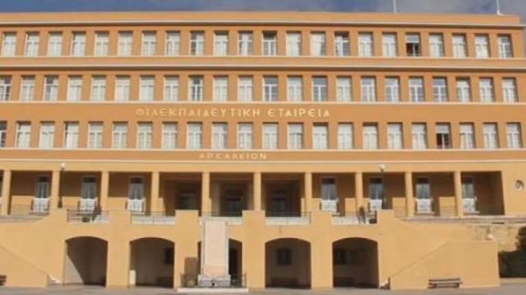 Bullying στο Αρσάκειο: Μητέρα καταγγέλλει Μπαμπινιώτη - &quot;Μας έλεγε να μην είμαστε υπερπροστατευτικοί με τα παιδιά&quot;