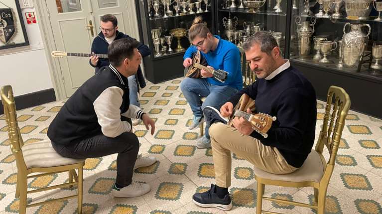 Ο Έλληνας που μαθαίνει μπουζούκι στους Τούρκους: &quot;Είναι ξετρελαμένοι, μαθαίνουν εύκολα και αγαπούν την ελληνική μουσική&quot;