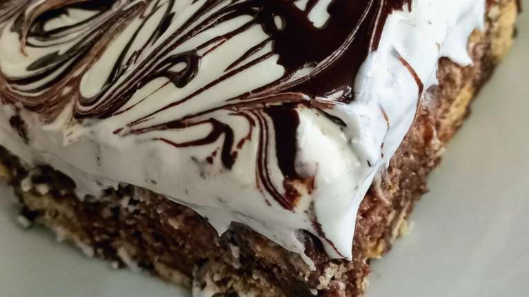 Συνταγή για μπισκοτόγλυκο με ζαχαρούχο - Εύκολο, δροσερό και αφράτο