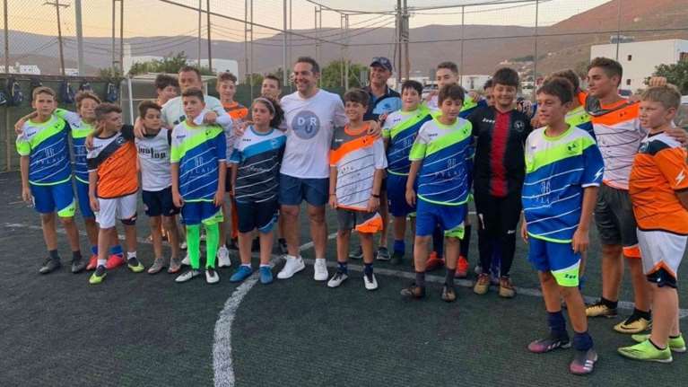 Στην Αστυπάλαια ο Αλέξης Τσίπρας: Φωτογραφήθηκε με την παιδική ομάδα ποδοσφαίρου του νησιού