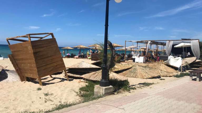 Χαλκιδική: Ανεμοστρόβιλος &quot;χτύπησε&quot; παραλία γεμάτη με κόσμο - Μια γυναίκα τραυματίστηκε [εικόνες]