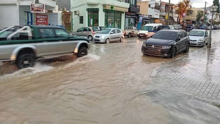 Ρόδος: Ποτάμια οι δρόμοι μετά τη σφοδρή καταιγίδα - Σε επιφυλακή η Πολιτική Προστασία [Εικόνες - Βίντεο]