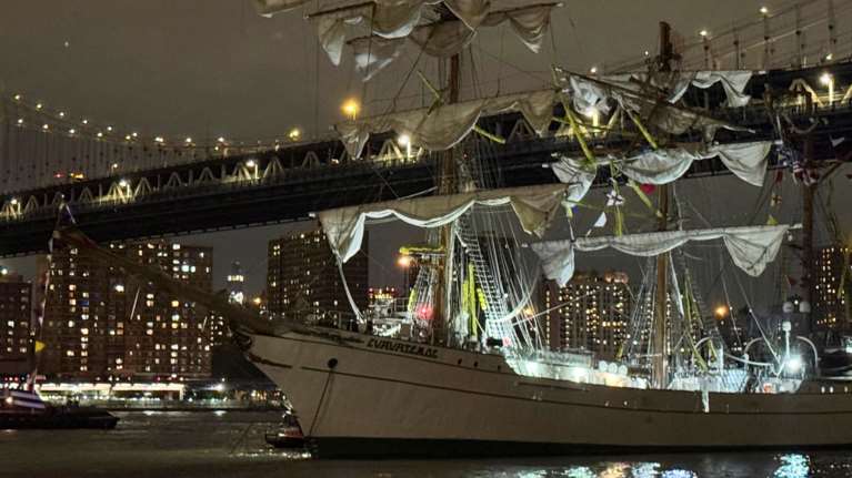 Νέα Υόρκη: Η στιγμή που μεγάλο ιστιοφόρο πέφτει πάνω στη γέφυρα του Μπρούκλιν - Δύο νεκροί και 19 τραυματίες [βίντεο]