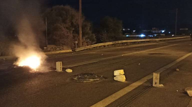 Επεισόδια για τρίτη ημέρα στα Μέγαρα: Πετροπόλεμος και φωτιές από Ρομά - Έκλεισε η Εθνική οδός - Ένταση και στο Αγρίνιο