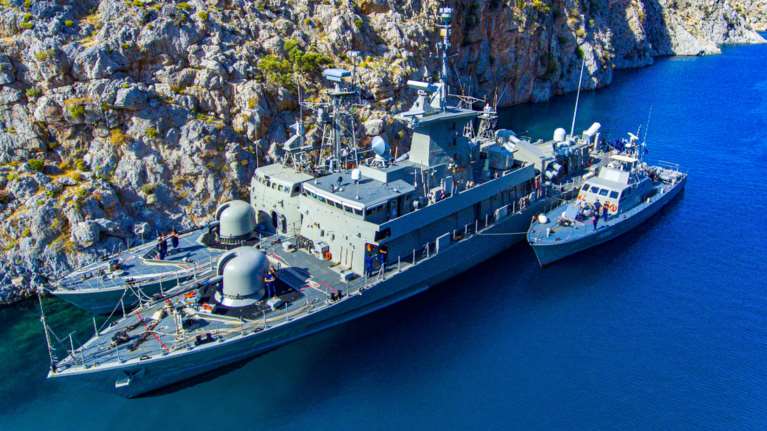 Εντυπωσιακή άσκηση: Πλοία του Πολεμικού Ναυτικού δένουν και "κρύβονται" σε βραχονησίδα [εικόνες - βίντεο]