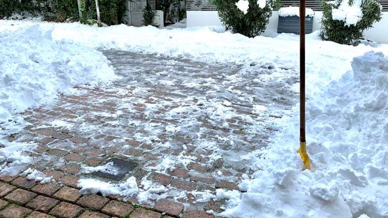 Ο Νορβηγός πρέσβης στην Αθήνα φτυάρισε τα χιόνια και λέει: &quot;Τελείωσα με τις μικροδουλειές&quot; [εικόνες]