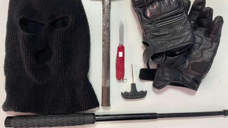 Συνελήφθη στο Παγκράτι 16χρονος, μέλος &quot;σκληρής&quot; συμμορίας, με σουγιά και σιδερένια ράβδο - Αναζητούνται άλλοι δύο