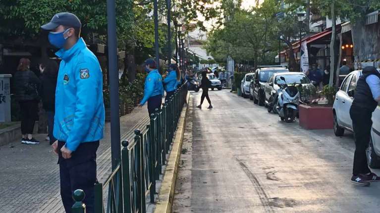 Περιστέρι: Μοντέλο &quot;Βαρνάβα&quot; και στην πλατεία Βεάκη - Επιχείρηση της ΕΛΑΣ για την αποφυγή κορονο-πάρτι [Εικόνες - Βίντεο]
