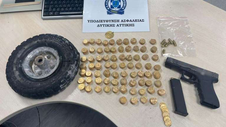 Άνω Λιόσια: 12 συλλήψεις σε οικισμό Ρομά - Βρέθηκαν πιστόλια και 747 χρυσές λίρες [εικόνες - βίντεο]