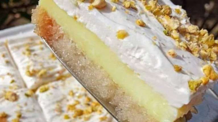 Το καλοκαιρινό γλυκό της... γιαγιάς - Εύκολο, δροσερό με αφράτη βάση και βελούδινη κρέμα