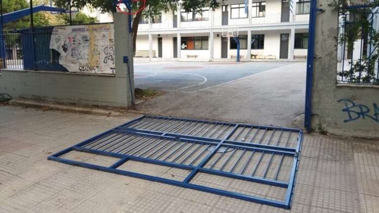 Βόλος: Επεσε η καγκελόπορτα του 2ου ΕΠΑΛ και χτύπησε εκπαιδευτικό στο κεφάλι