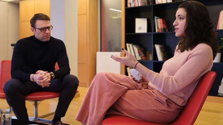 Ο Κασσελάκης συνάντησε την εικαστικό Γεωργία Λαλέ- Ο πίνακάς της "κατέβηκε" από το Προξενείο της Νέας Υόρκης με εντολή Γεραπετρίτη