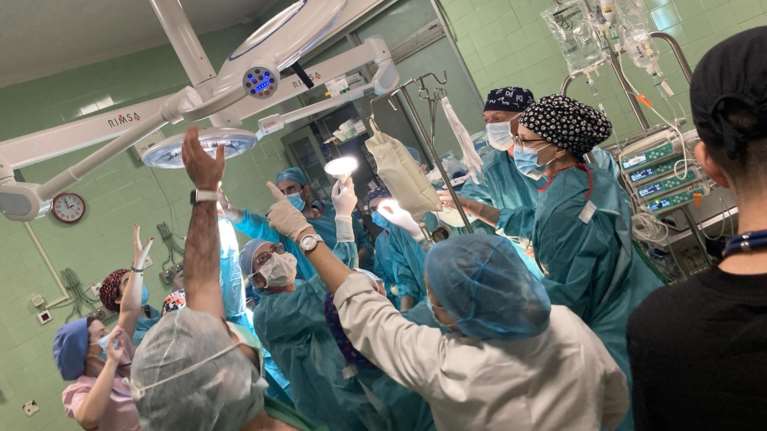Θεσσαλονίκη: Συγγενείς 57χρονου δώρισαν τα όργανά του - Η στιγμή που γιατροί και νοσηλευτές σηκώνουν τα χέρια ψηλά