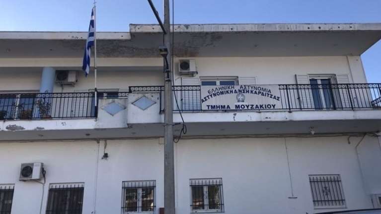 Αυτοκτόνησε 45χρονος κρατούμενος μέσα στο ΑΤ Μουζακίου- Απαγχονίστηκε στα κάγκελα χωρίς να γίνει αντιληπτός