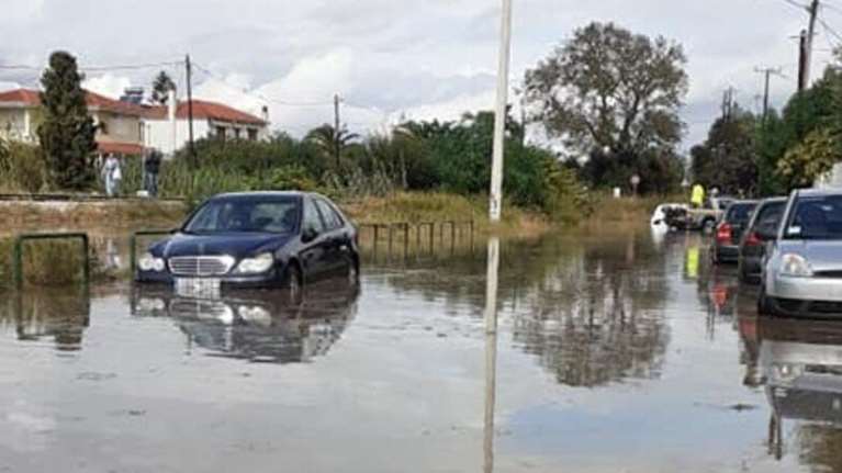 Κακοκαιρία Αθηνά: Απέραντη λίμνη το Ρίο - Εγκλωβισμένα αυτοκίνητα και πλημμυρισμένοι δρόμοι [εικόνες]