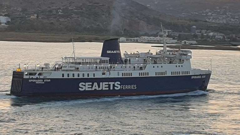 Σύρος: Επιβατηγό πλοίο προσέκρουσε σε πλωτή δεξαμενή στο λιμάνι - Προκλήθηκε ρήγμα τεσσάρων μέτρων