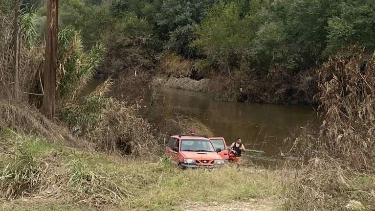 Λάρισα: Κοπέλα έπεσε γυμνή στα νερά του Πηνειού - Επιχείρηση της ΕΜΑΚ [εικόνες - βίντεο]