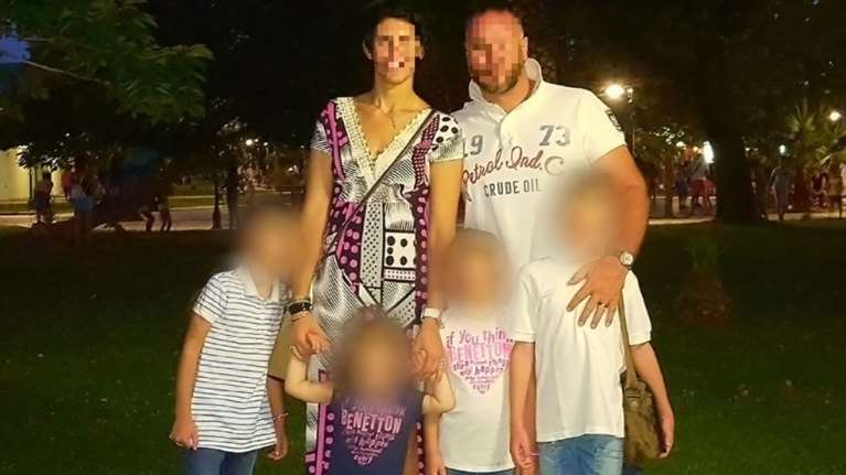 Αποκαλύψεις για τον αστυνομικό στη Βουλή: Η σύζυγός του μήνυσε τον 14χρονο γιο τους για ξυλοδαρμό - Το παιδί είχε συλληφθεί