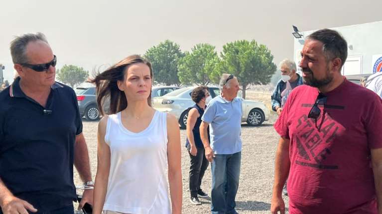 Επίσκεψη της Έφης Αχτσιόγλου σε Φυλή και Ανω Λιόσια για τις φωτιές